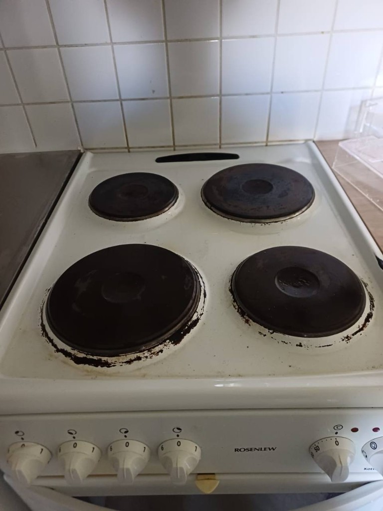 Dirty electric stovetop before cleaning